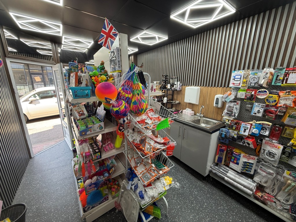 Lot: 113 - PAIR OF SHOPS AND SELF-CONTAINED FLAT FOR INVESTMENT WITH PART VACANT POSSESSION - Fully stocked shop selling various items